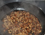 香菇肉丁油饭,中火煮至锅中剩少许汤汁