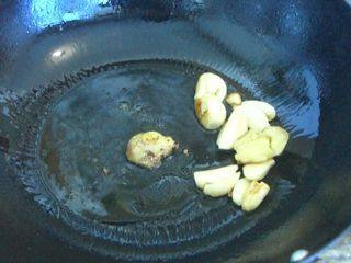 重庆烧鸡公,锅中放油，把蒜拍松炒至表面发黄