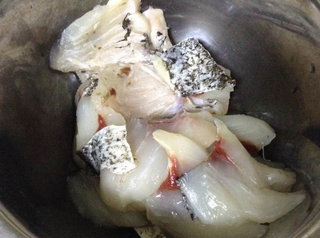 水煮鱼,骨头和肉片分开，用料酒和少许盐腌制一下。