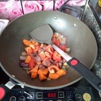 罗宋汤,再加入牛肉、胡萝卜和番茄翻炒1分钟。