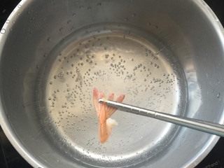 虾扯蛋,锅里放热水将整只虾仁汆一下水，做出形状来