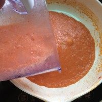 番茄浓汤,倒入料理机，搅打半分钟，倒回锅中。