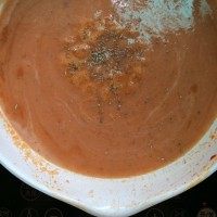 番茄浓汤,适量加入糖，海盐，黑胡椒粉，牛至叶，百里香，罗勒碎，煮开即可。
