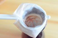 自制老北京酸梅汤 ,熬好的酸梅汤用滤纸过滤，去掉渣子