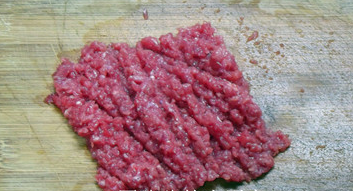 西湖牛肉羹,牛肉剁碎，尽量剁的细碎一些