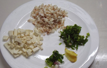西湖牛肉羹,平菇去蒂切碎，南豆腐切小块，香菜切碎，香葱切碎，生姜切片