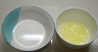 西湖牛肉羹,玉米淀粉+水调成水淀粉，鸡蛋分开蛋黄蛋清，只取蛋清备用。