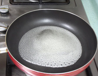 拨丝地瓜,炒锅内倒入细砂糖，清水，用小火烧至溶化。