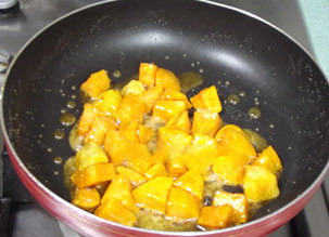 拨丝地瓜,即可下入炸好的地瓜块，快速用筷子翻炒均匀裹上糖浆即可。