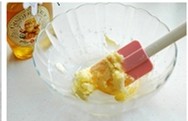 脆口小麻花,姜糖汁倒入混合好糖粉的黄油中。