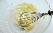 脆口小麻花,用手动打蛋器将黄油充分的打发至色变浅，呈现蓬松的羽毛状。