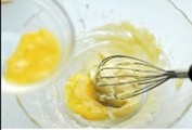 脆口小麻花,少量多次的倒入全蛋液，每次都打发至和黄油充分溶合后再加入下一次的蛋液。