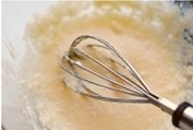 脆口小麻花,打发好的黄油糊应该是细腻的，而不是油水分离状。
