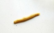 脆口小麻花,取10克的面团，用手撮成约长10cm的长条。