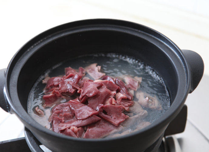当归枸杞猪心汤,将猪心片放进入开水锅中，加葱姜和酒焯去血水，捞出后冲洗干净。