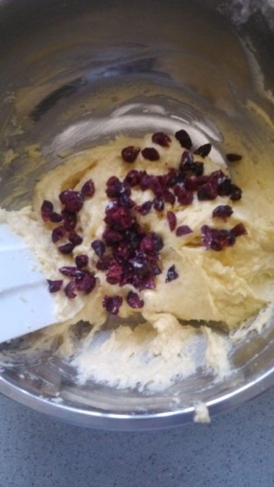 蔓越莓麦芬蛋糕,然后就是加入切好的蔓越莓丁，搅拌均匀。