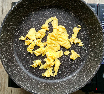 番茄肥牛,<a style='color:red;display:inline-block;' href='/shicai/ 9'>鸡蛋</a>磕入碗中，加点盐划散，然后倒入热锅中做煎蛋，最后划开，捞起备用。