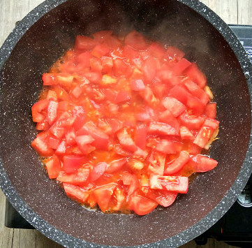 番茄肥牛,再倒入番茄炒出汁。