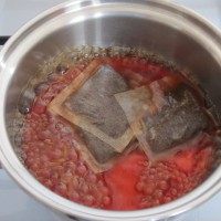 盆栽奶茶,锅中放入水，待煮滚放下红茶袋盖锅盖焖5分钟。