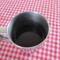 盆栽奶茶,拿掉红茶袋，把红茶倒入杯子中。