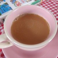 盆栽奶茶,拌匀后倒入杯杯中。