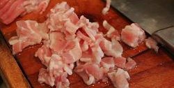 包包鱿鱼卷,肉切成薄片并切碎