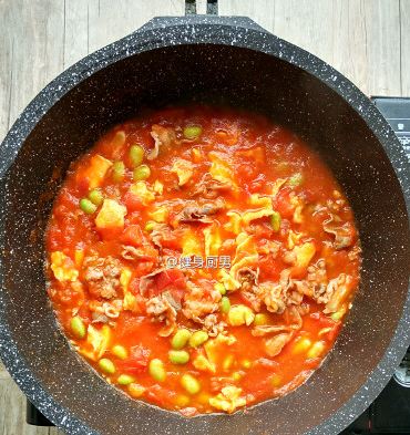 番茄肥牛,开锅后，倒入肥牛和番茄，用铲子翻勺，稍稍煮一煮就可以出锅了。