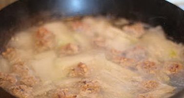冬瓜丸子汤,水开后，一边挤肉丸一边用筷子把肉丸放入烧开的水里，搅拌一下，防止丸子粘在一起