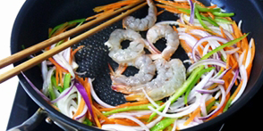 黑椒大虾乌冬面,将各种蔬菜丝扒拉到锅子两边，用中间部分煎熟大虾。