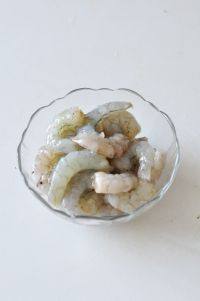 芝心虾球,虾仁用盐和胡椒粉腌渍10分钟。