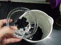 黑豆黑芝麻豆浆,再把黑芝麻清洗一下，加入豆浆机内。