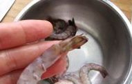 西兰花炒虾球,基围虾去头去壳留虾尾。