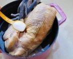 肥西老母鸡汤,接着在鸡皮上放入一勺盐。（当地人的做法）
