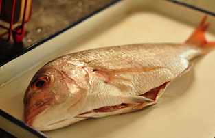 柠檬烤鱼,将鱼洗净，里里外外擦干水分；分别在鱼身切三条口，将切口和鱼身体内部都抹上少许现磨海盐和黑胡椒