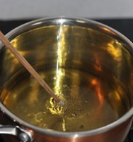 酥炸小黄鱼,小锅中倒入较多的油，大火烧到七八成热，筷子插入油中会在筷子边上有气泡产生并迅速滚动