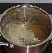 酥炸小黄鱼,此时转最小火，把裹了面糊的小黄鱼放入锅中，慢炸一分钟左右