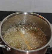 酥炸小黄鱼,开大火把锅中的油烧到很热，放入第一遍炸好的小黄鱼，复炸20秒左右至鱼表面呈金黄色