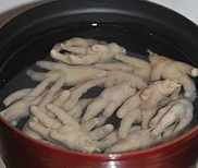 秘制红烧鸡爪,鸡爪倒入锅中，放清水大致盖过鸡爪
