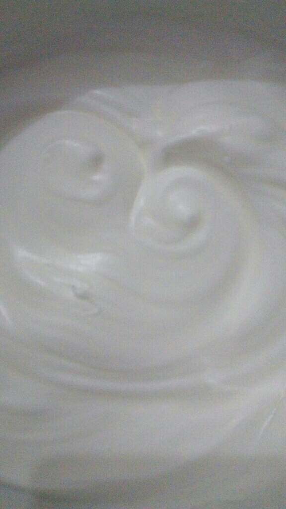≈酸奶黄油蛋糕≈,蛋白加几滴醋打至大粗泡，接着分三次加入细砂糖，打至可以立起小尖角