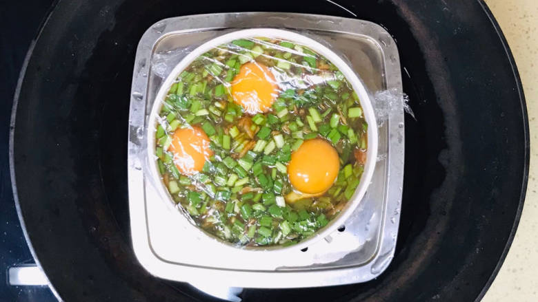 酱卧鸡蛋,移至锅里，隔水蒸熟