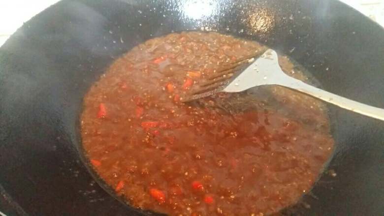 辣酱,锅里放些油热后放酱和辣椒，在放入各种调料，不停搅拌不要糊底，小火10分种就好了