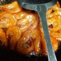 茄汁大虾,翻泡泡了就把虾翻炒到酱裹住虾就起锅咯。