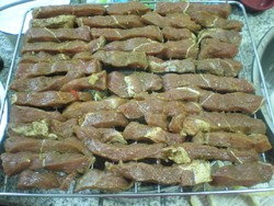 内蒙古牛肉干,将牛肉条摆在烤架上，尽量密一些