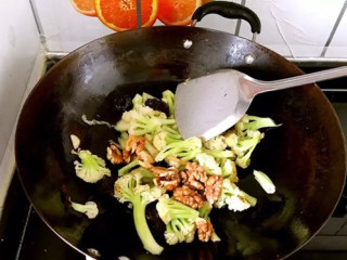 核桃仁炒菜花,看到菜花梗变绿，放入提前烤熟的核桃仁