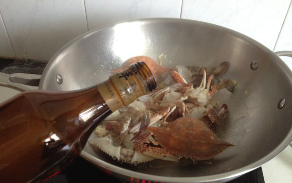 四川香辣蟹,放入海蟹煸炒变色，放料酒