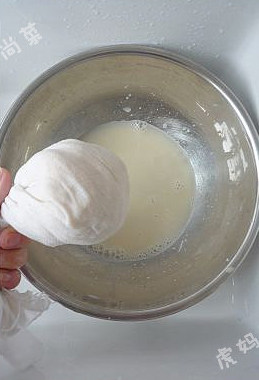 莲藕大肉包,用纱布将藕丝包裹着，拧出藕的汁水，然后将稍干的藕丝放另一个小盆里待用