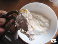 干锅香辣蟹,取小锅一个，加热后倒入食用油，腌制好的螃蟹表面裹干粉。待油温七八成热时放入螃蟹炸至表面变黄捞出。