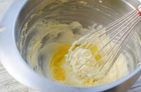 快手甜甜圈（烤箱版）,分三次加入打散的鸡蛋液。