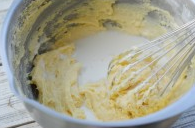 快手甜甜圈（烤箱版）,每加一次面粉，再加点牛奶拌匀，然后再加些面粉，再加入牛奶拌匀。