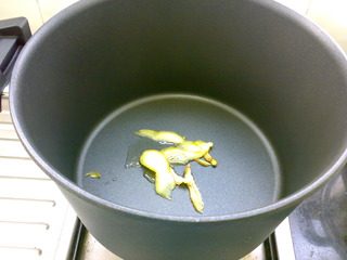 茶熏鸡,把多功能料理锅烧热，下小许油，爆香姜片